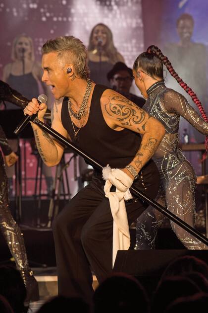 Robbie Williams le puso música a la noche e hizo bailar a todos con sus hits. 
