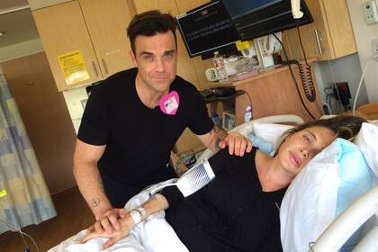 Robbie Williams y su mujer, Ayda Field, en trabajo de parto