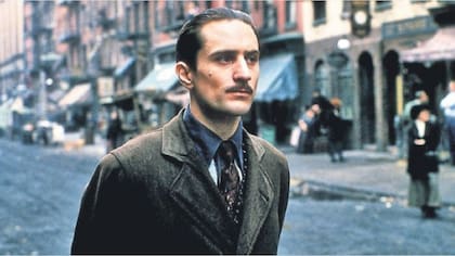 Rober De Niro tuvo su revancha y en la segunda parte encarnó a Vito Corleone de joven