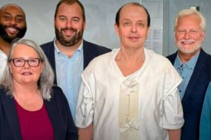 Roberson junto a legisladores y abogados que apoyan la campaña por su indulto