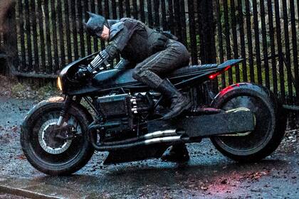 Robert Pattinson durante el rodaje de Batman
