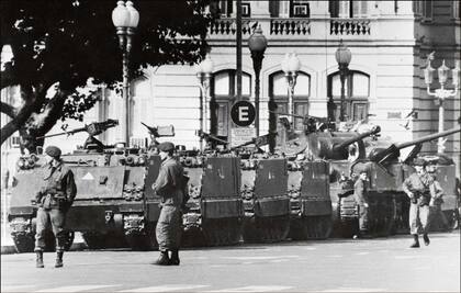 Una fuerte presencia militar frente a la Casa Rosada, el 24 de marzo de 1976