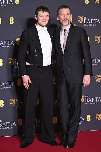 Robert Aramayo, ganador
de dos estatuillas, posa con Ethan Hawke. El actor norteamericano, que aparece en
público por primera vez tras la boda de su hija Maya, fruto
de su matrimonio con Uma Thurman, estaba nominado como Mejor Actor por el film
Blue Moon