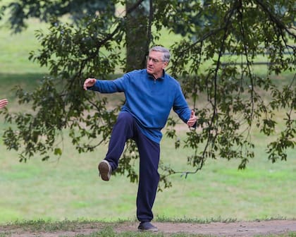 Robert De Niro haciendo Tai Chi en el set de 'The Intern' en Prospect Park el 10 de septiembre de 2014 en el distrito de Brooklyn de la ciudad de Nueva York