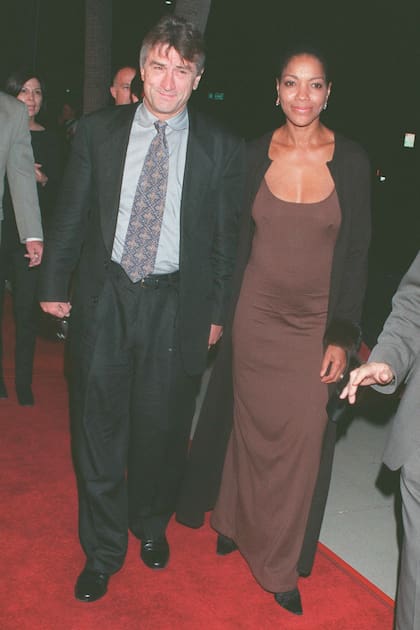 Robert De Niro y Grace Hightower en septiembre de 1998 caminan tomados de la mano durante la premiere de la película "Ronin", en Beverly Hills.
