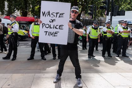 Robert Del Naja de Massive Attack participando de una protesta