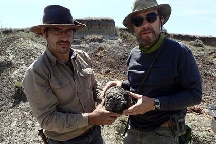 Robert DePalma (izquierda) y Anton Oleinik, Ph.D. en el sitio en Dakota del Norte