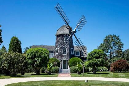 Robert Downey Jr. prefiere la tranquilidad de los Hamptons al bullicioso Manhattan en su histórico Edward DeRose Windmill Cottage, en East Hampton