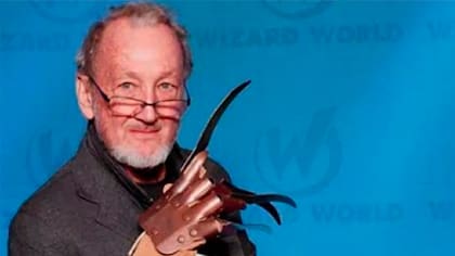 Robert Englund con las garras de Freddy