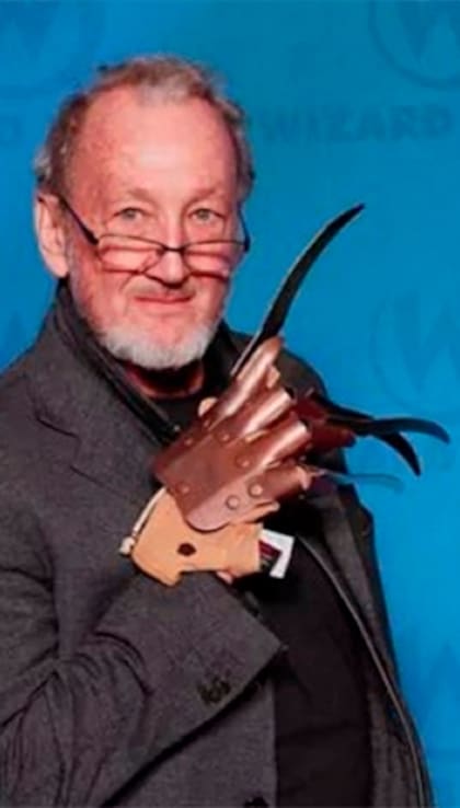 Robert Englund con las garras de Freddy