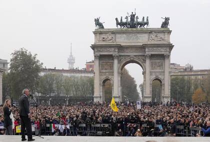 Robert F. Kennedy, Jr., habla durante una protesta contra el pase verde de la vacuna COVID-19 en Milán, Italia, el sábado 13 de noviembre de 2021.