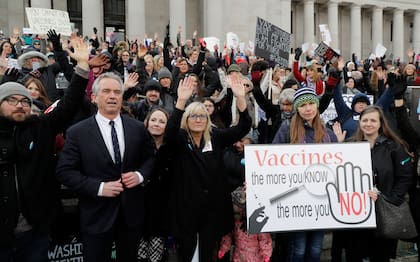 Robert F. Kennedy Jr. junto a manifestantes en el Capitolio en Washington, el 8 de febrero de 2019, donde se opusieron a un proyecto de ley para endurecer los requisitos de vacunación. (AP/Ted S. Warren)