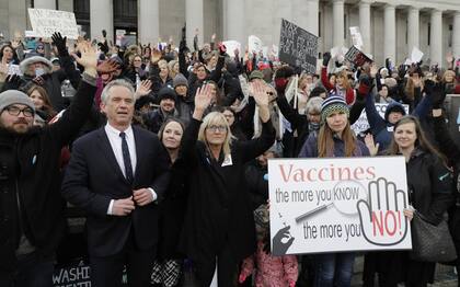 Robert F. Kennedy, Jr, junto a manifestantes en el Capitolio en Olympia, Washington, el 8 de febrero de 2019, donde se opusieron a un proyecto de ley para endurecer los requisitos de la vacuna contra el sarampin, las paperas y la rubola para los nios en edad escolar.