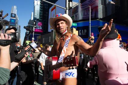 Robert John Burck, mejor conocido como "Naked Cowboy", celebra la victoria de Joe Biden en Times square, Nueva York