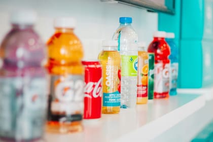 Robert Kennedy apoya un proyecto de ley sobre alimentos en Texas que podría centrarse en los aditivos de ciertas bebidas gaseosas (no necesariamente las que aparecen en la imagen)