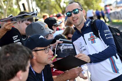 Con una sonrisa, Kubica tiene contacto con los aficionados a pocas horas de su reaparición en la categoría máxima; correrá por Williams, la escudería más débil de la actualidad.