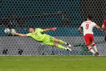 Robert Lewandowski acaba de anotar el gol con el que Polonia terminará 1 a 1 con España; fue apenas el tercer tanto del delantero de 32 años entre mundiales y Eurocopa.