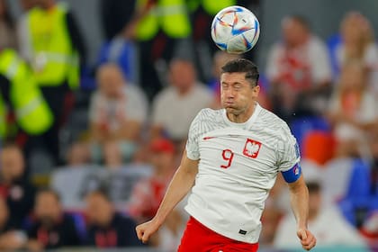 Robert Lewandowski cabecea durante el partido entre Polonia y México, en el Mundial Qatar 2022