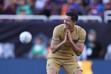 Robert Lewandowski, casi en una feliz plegaria, durante el entretenido 2-2 en Estados Unidos.