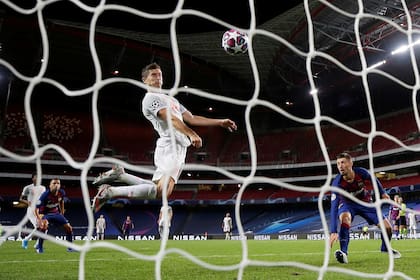 Robert Lewandowski, el goleador de la temporada europea, también le marcó a Barcelona, por la Champions League
