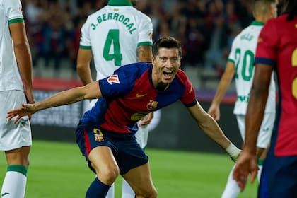 Robert Lewandowski es el máximo goleador de LaLiga con siete tantos (AP Foto/Joan Monfort)