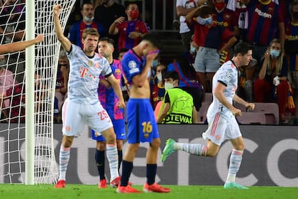Robert Lewandowski festeja su gol frente al Barcelona