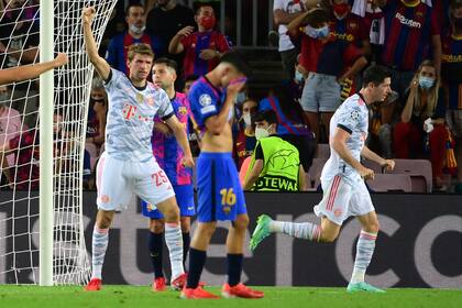 Robert Lewandowski festeja un gol frente a Barcelona