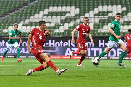 Robert Lewandowski, goleador de la Bundesliga, fue el autor del tanto que le dio el triunfo y el título a Bayern Munich