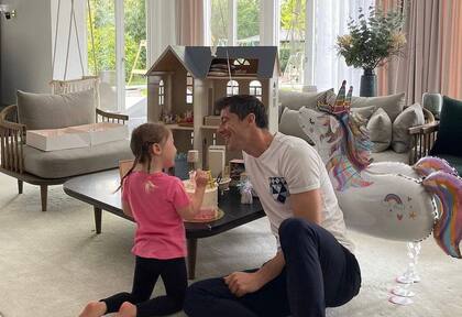 Robert Lewandowski junto a su hija de cuatro años