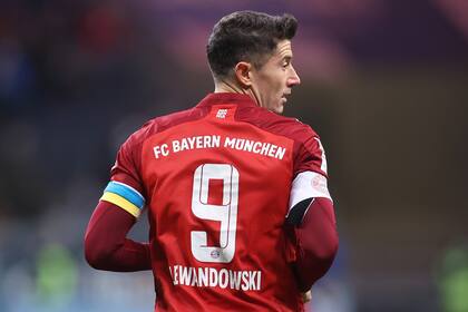 Robert Lewandowski, polaco, es el capitán de un club alemán, Bayern München, y su cinta tiene los colores de Ucrania.