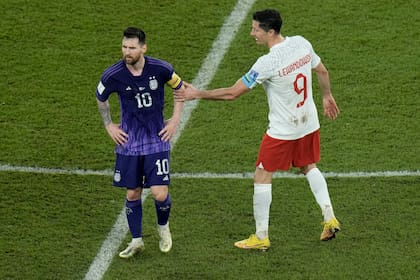 Robert Lewandowski y Lionel Messi durante el duelo por la Copa del Mundo
