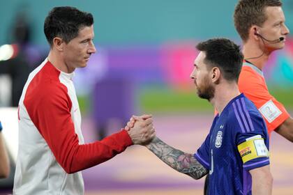 Robert Lewandowski y Lionel Messi, en el saludo luego de entonarse los himnos ante de Argentina-Polonia, por el Grupo C de Qatar 2022.