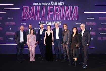 Robert Maaser, Ana de Armas, Bernhard zu Castell, Len Wiseman y Helen Lee-Kim posaron para los flashes durante la premier de Ballerina que tuvo lugar en Berlín