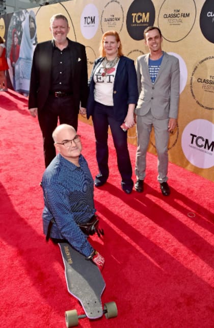 Robert MacNaughton, quien interpretó al hermano mayor de Elliot (izq.), Matthew DeMeritt (der.) y acompañantes asistieron a la proyección por el 40.º aniversario de E.T., el extraterrestre, realizada en la noche de apertura del TCM Classic Film Festival 2022, en el Teatro Chino TCL de Hollywood, Los Ángeles, el jueves 21 de abril de 2022