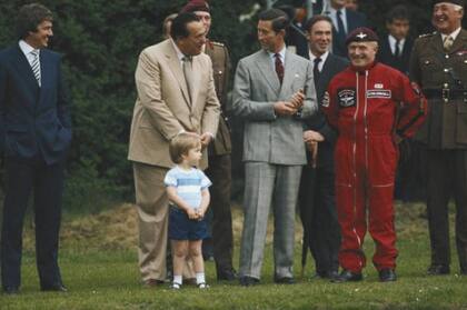Robert Maxwell con el entonces príncipe Carlos, 1985 (Getty Images)