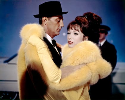 Robert Michum y Shirley MacLaine en el set de What a Way to Go!