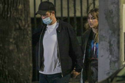 Robert Pattinson, aquí con su novia Suki Waterhouse, se mantuvo siempre cubierto con un barbijo en sus paseos por Buenos Aires