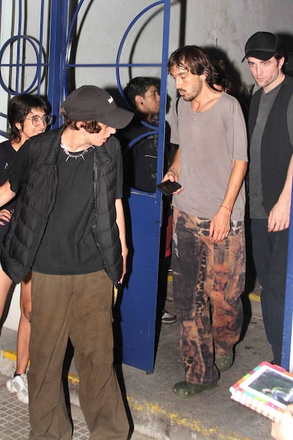 Al salir de la pizzería Robert Pattinson fue interceptado por fans y paparazzi
