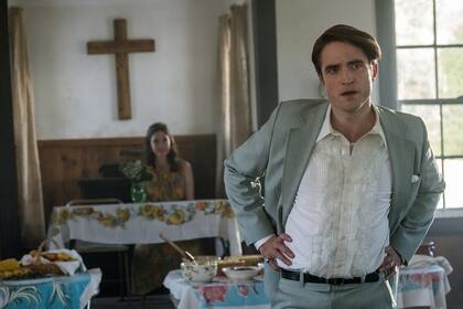 Robert Pattinson se pone en la piel de un perverso pastor en el film El diablo a todas horas