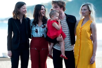 El elenco de High Life en San Sebastián, incluida la pequeña Scarlett Lindsey, hija de Robert Pattinson en el film 