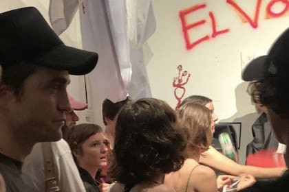 Robert Pattinson visitó la exposición de arte El Vómito durante su estadía en Buenos Aires