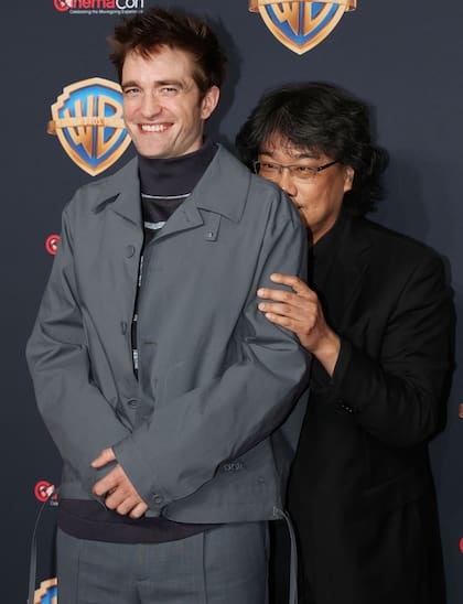 Robert Pattinson y el director, productor y escritor surcoreano Bong Joon-ho se divierten en la sesión de fotos