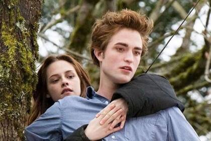 Robert Pattinson y Kristen Stewart interpretan a Edward Cullen y Bella Swan en la adaptación cinematográfica de "Crepúsculo"