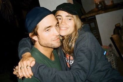 Robert Pattinson y Suki Waterhouse mantienen su relación alejada de los reflectores (Crédito: Instagram/@_athousandkisses_)
