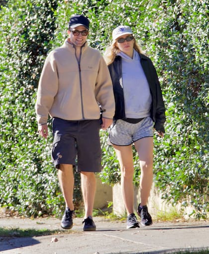 Robert Pattinson y Suki Waterhouse, sonrientes y enamorados, caminando por las calles de Los Ángeles