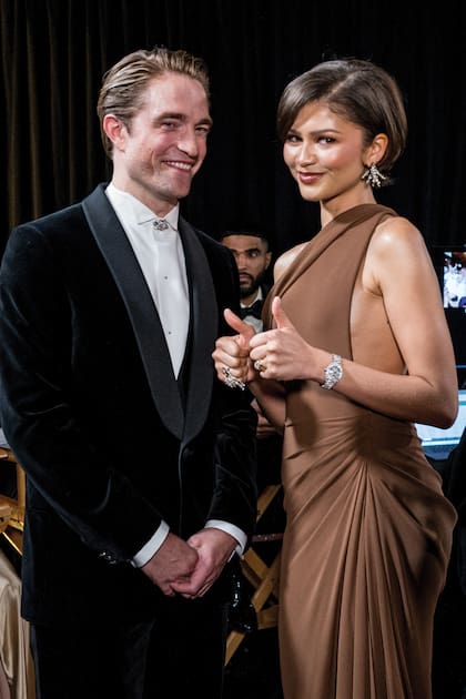 Robert Pattinson y Zendaya
(lookeada con un diseño de escote
asimétrico de Louis Vuitton)
entregaron la estatuilla a Mejor
Director a Paul Thomas Anderson,
por "Una batalla tras otra"