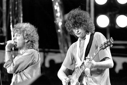 Robert Plant y Jimmy Page en el concierto Live Aid; en Philiadelphia, en 1985.