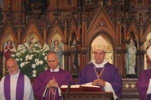 Robert Prevost, a la derecha de monseñor Bochatey, en la iglesia de San Agustín, en marzo de 2013