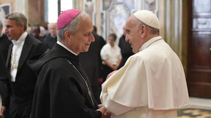 Robert Prevost conversa con el papa Francisco durante un acto oficial.