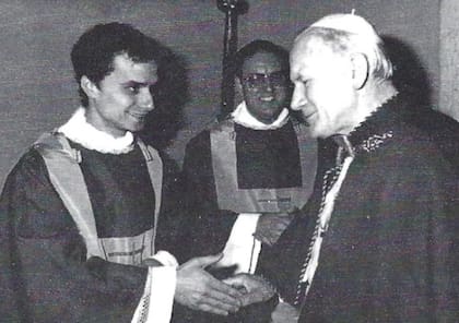 Robert Prevost, junto al papa Juan Pablo II en los años en que el entonces joven sacerdote iniciaba su camino en la Curia romana